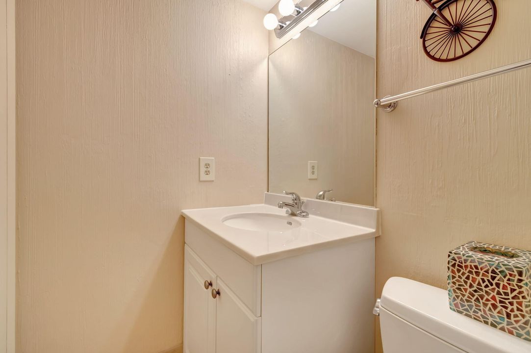 For Rent: $1,400 (1 beds, 1 baths, 738 Square Feet)