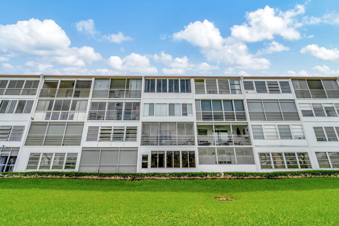 For Rent: $1,400 (1 beds, 1 baths, 738 Square Feet)