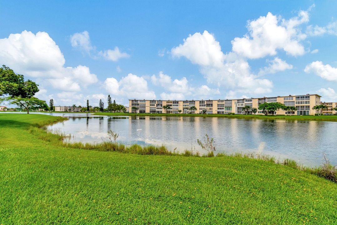 For Rent: $1,400 (1 beds, 1 baths, 738 Square Feet)