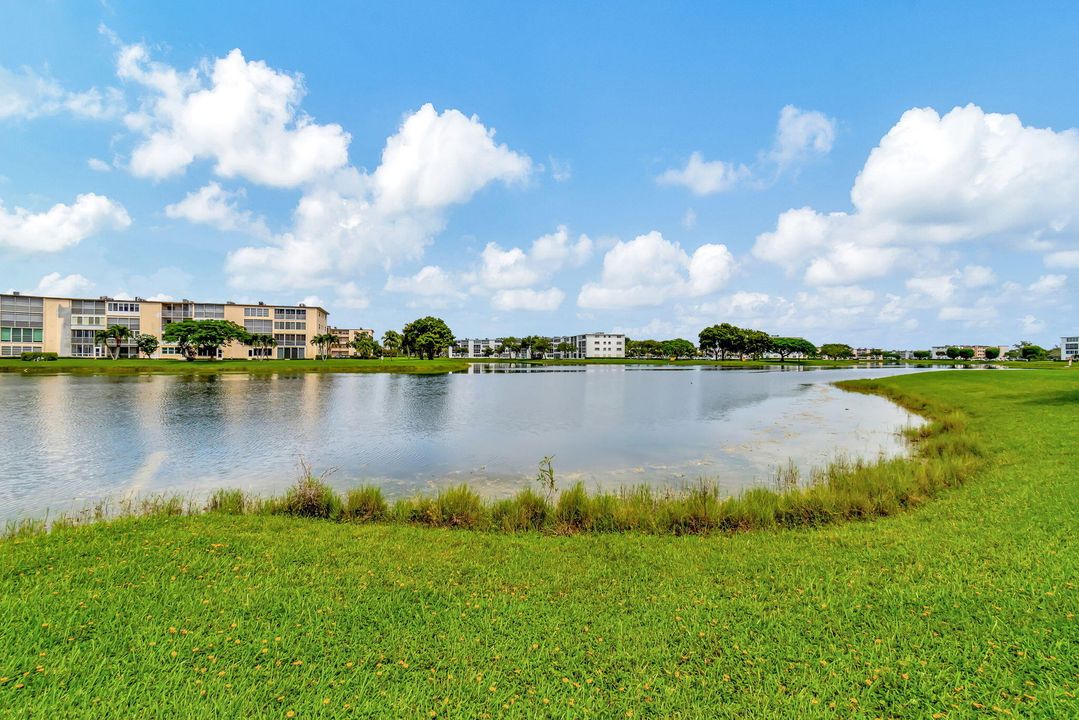 For Rent: $1,400 (1 beds, 1 baths, 738 Square Feet)