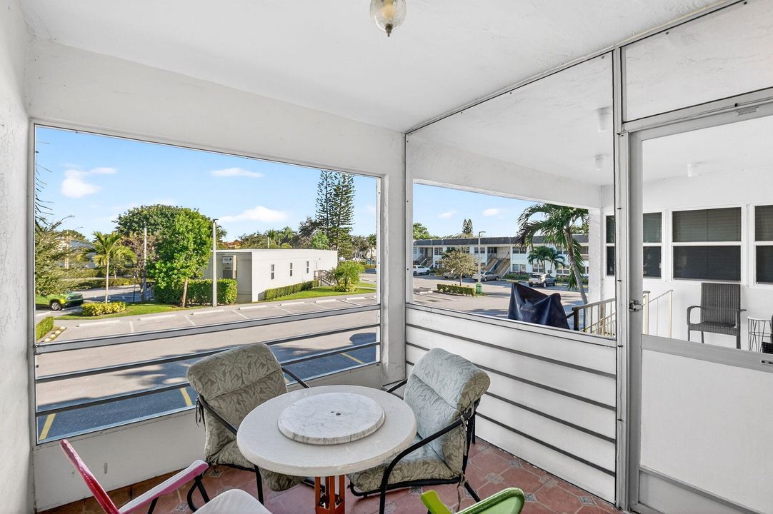 待售: $195,000 (2 贝兹, 2 浴室, 978 平方英尺)