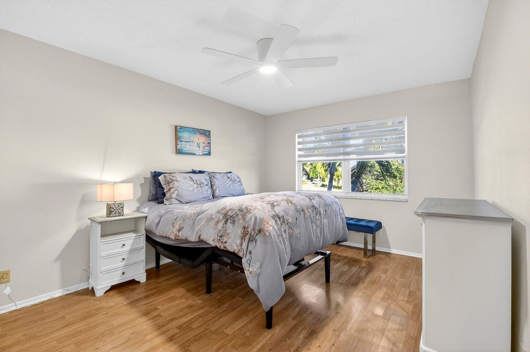 待售: $195,000 (2 贝兹, 2 浴室, 978 平方英尺)