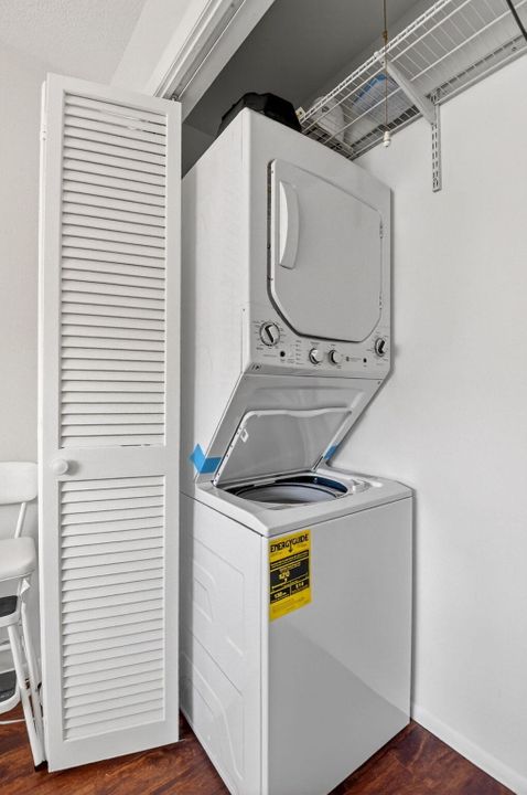 待售: $195,000 (2 贝兹, 2 浴室, 978 平方英尺)