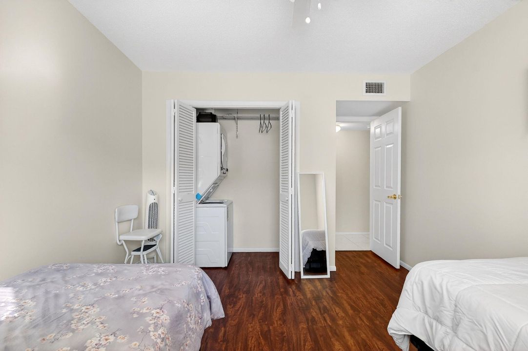 待售: $195,000 (2 贝兹, 2 浴室, 978 平方英尺)