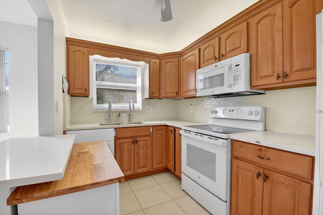 待售: $195,000 (2 贝兹, 2 浴室, 978 平方英尺)