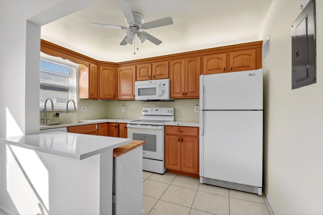 待售: $195,000 (2 贝兹, 2 浴室, 978 平方英尺)