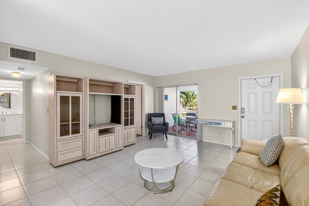 待售: $195,000 (2 贝兹, 2 浴室, 978 平方英尺)