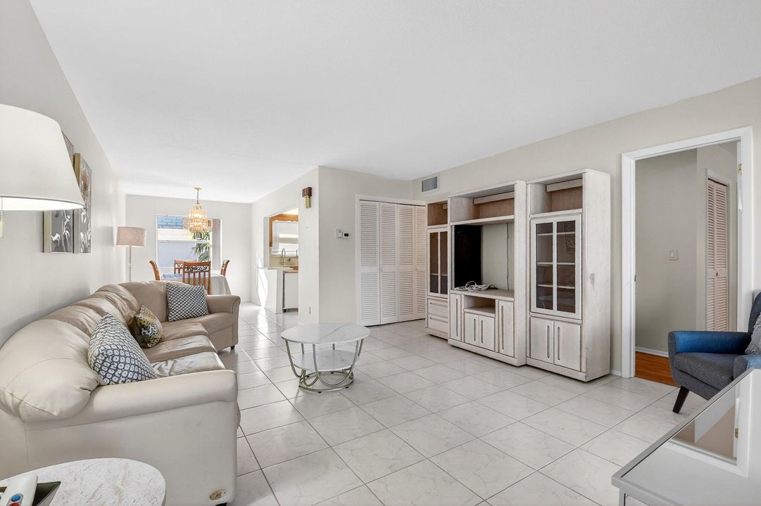 待售: $195,000 (2 贝兹, 2 浴室, 978 平方英尺)