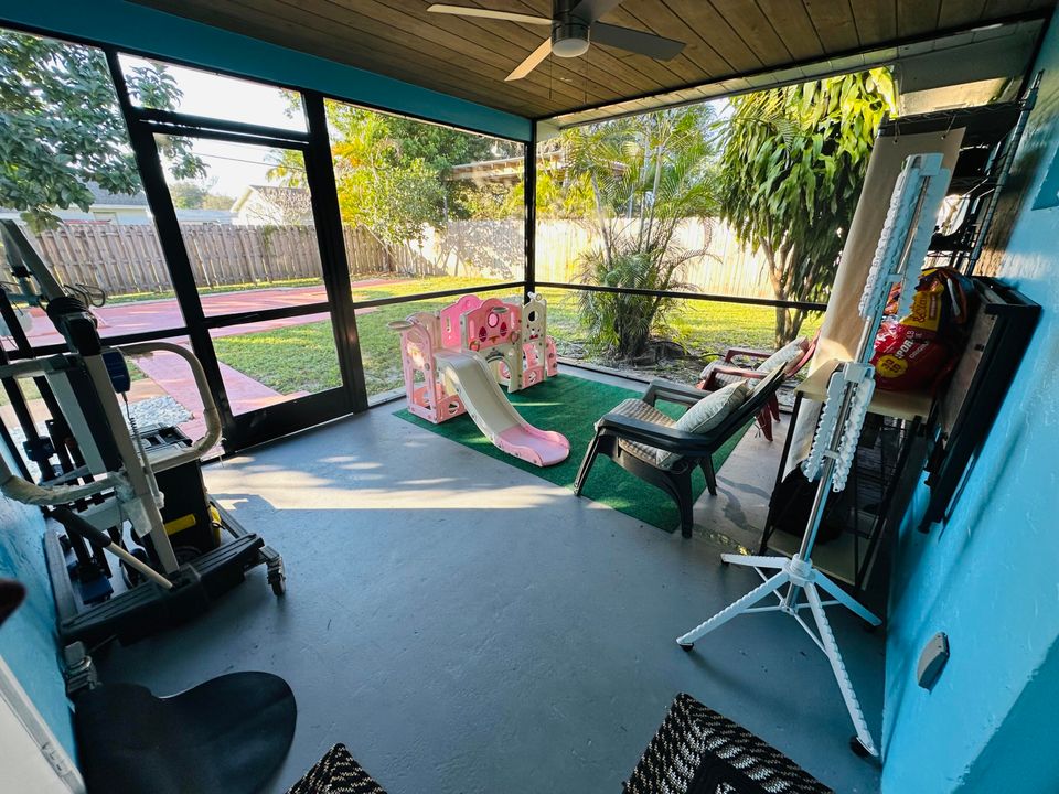 For Rent: $2,500 (2 beds, 1 baths, 880 Square Feet)