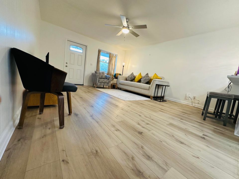 For Rent: $2,500 (2 beds, 1 baths, 880 Square Feet)