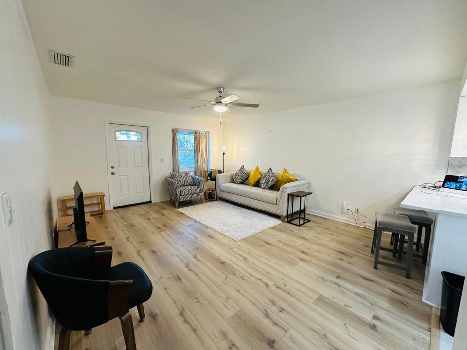 For Rent: $2,500 (2 beds, 1 baths, 880 Square Feet)