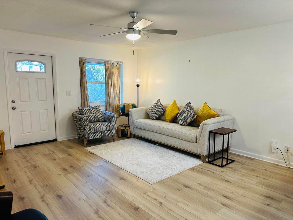 For Rent: $2,500 (2 beds, 1 baths, 880 Square Feet)