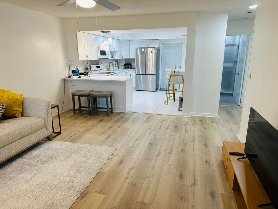 For Rent: $2,500 (2 beds, 1 baths, 880 Square Feet)