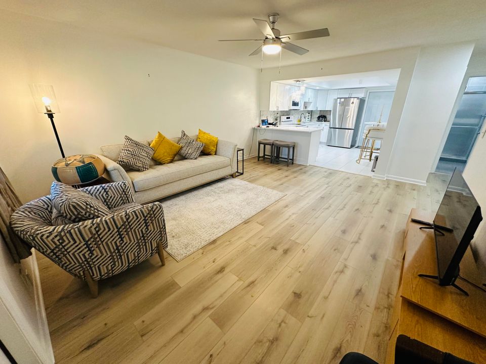 For Rent: $2,500 (2 beds, 1 baths, 880 Square Feet)