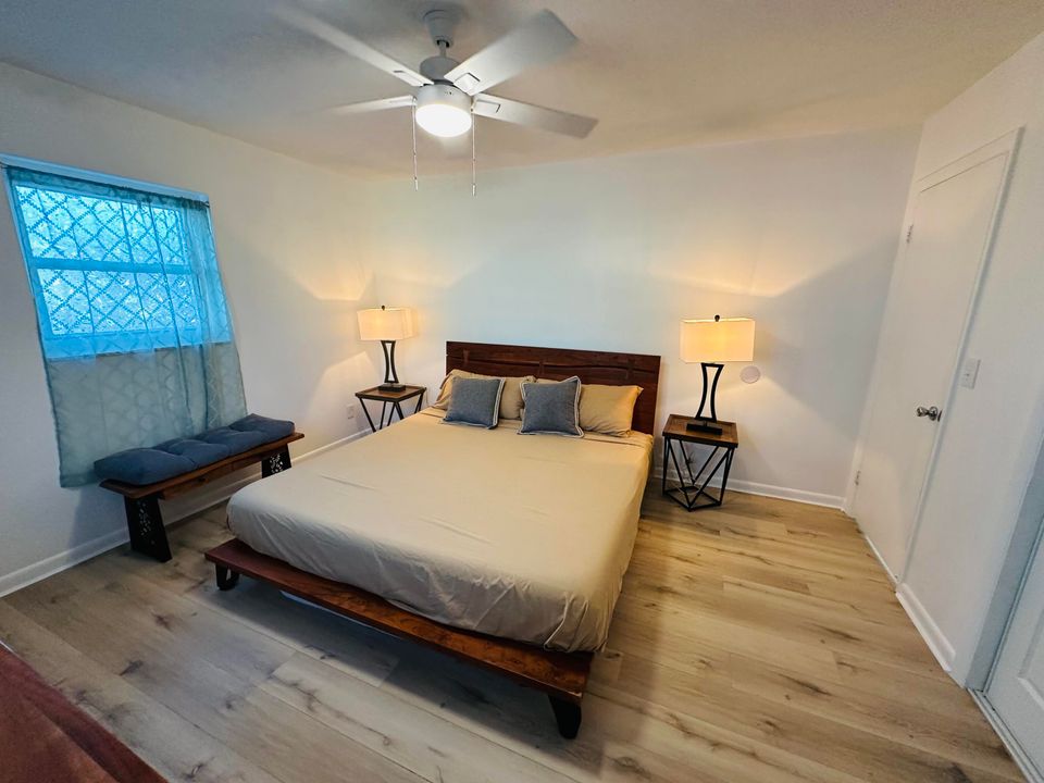 For Rent: $2,500 (2 beds, 1 baths, 880 Square Feet)