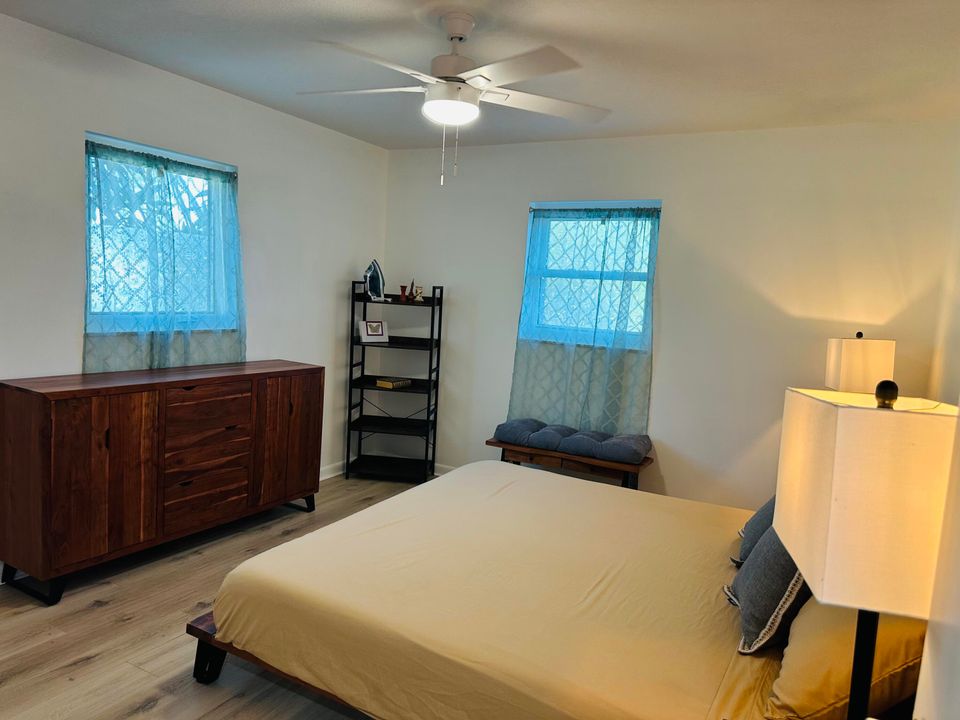 For Rent: $2,500 (2 beds, 1 baths, 880 Square Feet)