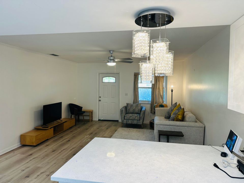 For Rent: $2,500 (2 beds, 1 baths, 880 Square Feet)