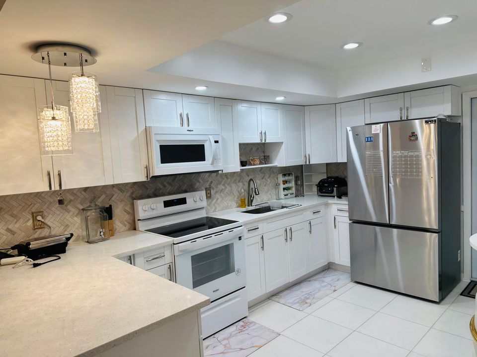 For Rent: $2,500 (2 beds, 1 baths, 880 Square Feet)