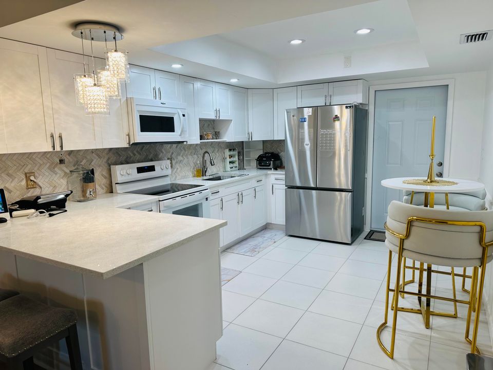 For Rent: $2,500 (2 beds, 1 baths, 880 Square Feet)