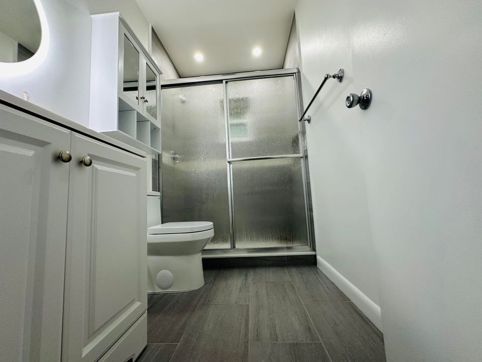 For Rent: $2,500 (2 beds, 1 baths, 880 Square Feet)