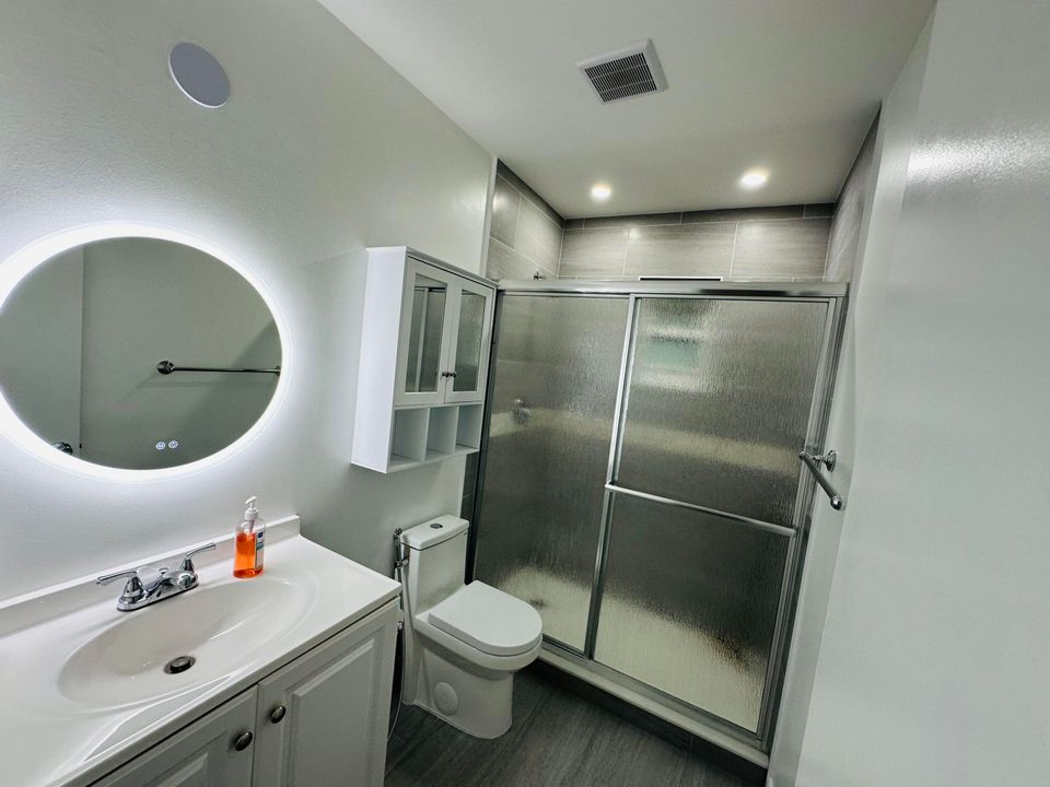 For Rent: $2,500 (2 beds, 1 baths, 880 Square Feet)