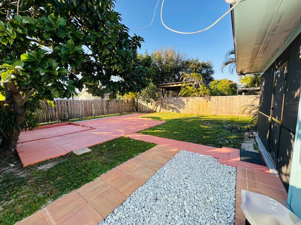 For Rent: $2,500 (2 beds, 1 baths, 880 Square Feet)