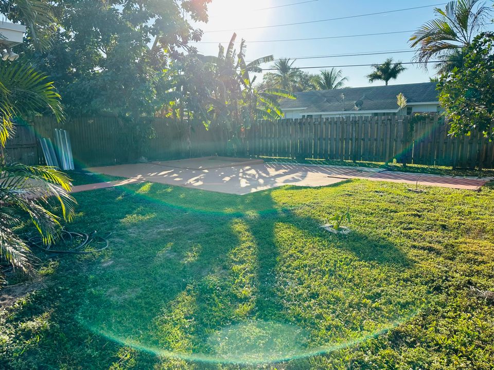 For Rent: $2,500 (2 beds, 1 baths, 880 Square Feet)