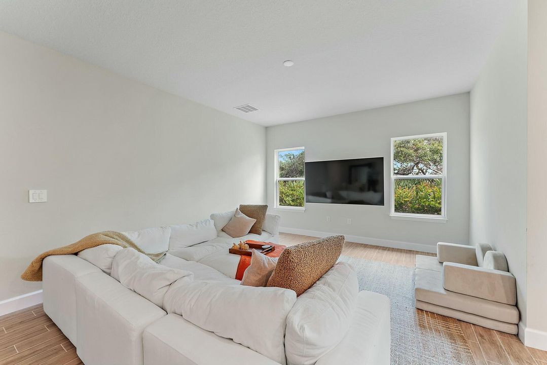 出租: $4,200 (3 贝兹, 2 浴室, 2018 平方英尺)