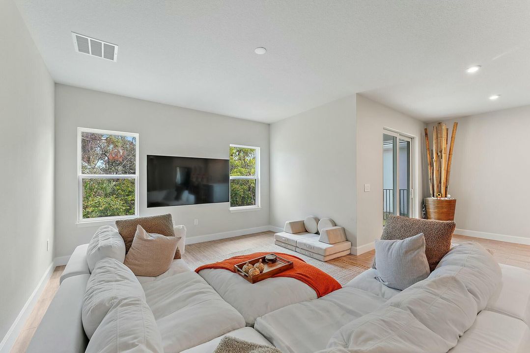 出租: $4,200 (3 贝兹, 2 浴室, 2018 平方英尺)