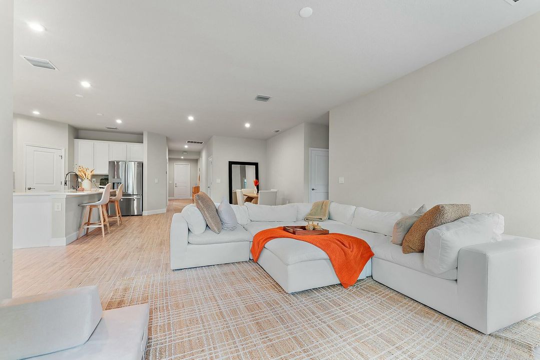 出租: $4,200 (3 贝兹, 2 浴室, 2018 平方英尺)