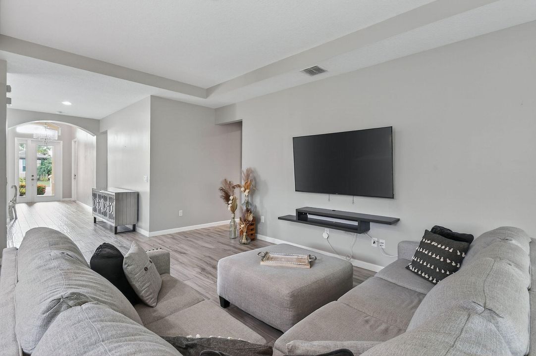 En Venta: $470,000 (4 camas, 2 baños, 2220 Pies cuadrados)