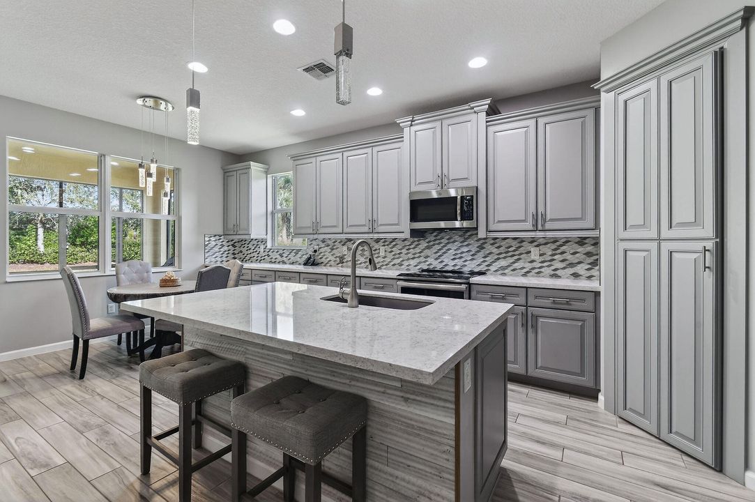 En Venta: $470,000 (4 camas, 2 baños, 2220 Pies cuadrados)