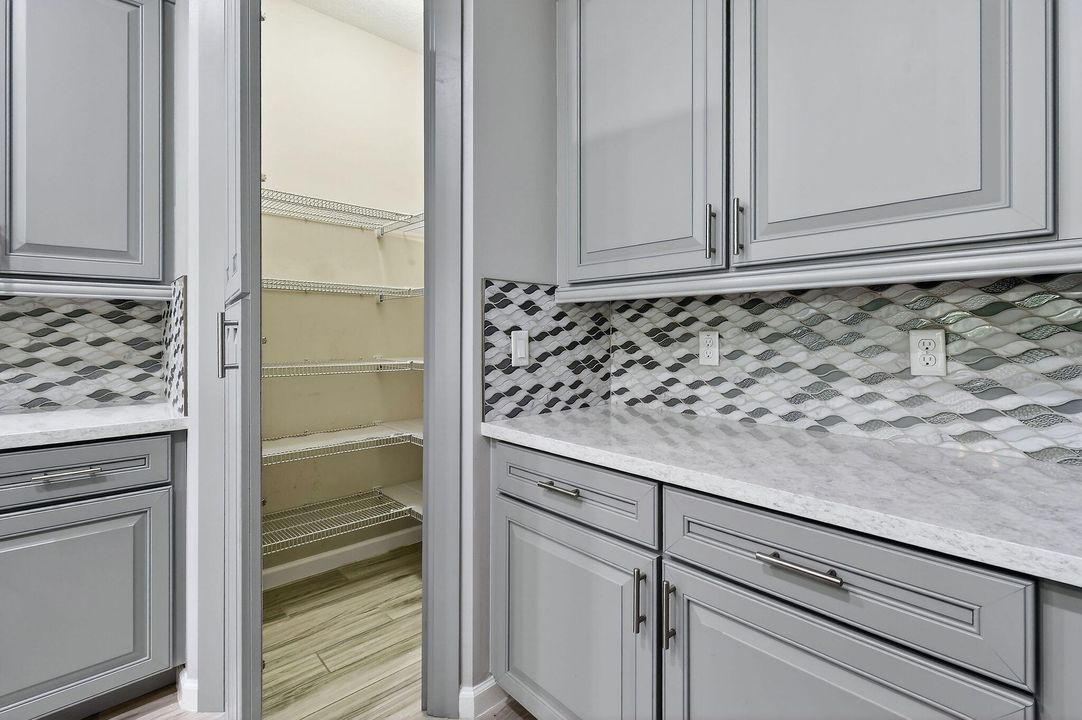 En Venta: $470,000 (4 camas, 2 baños, 2220 Pies cuadrados)