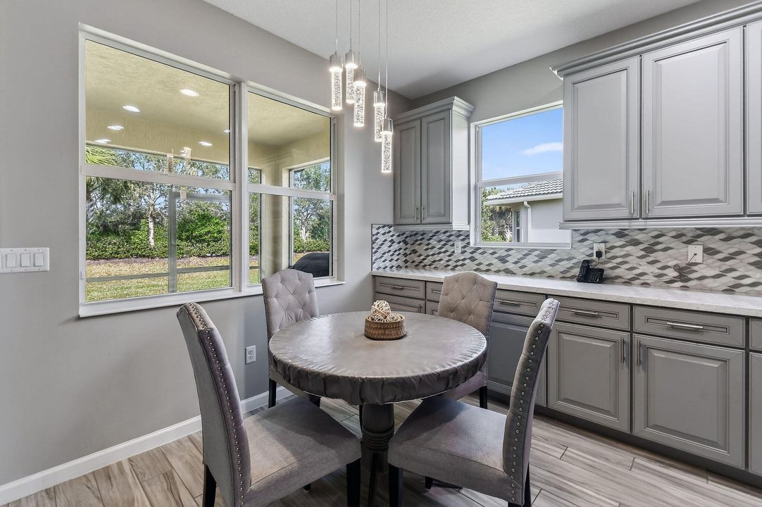 En Venta: $470,000 (4 camas, 2 baños, 2220 Pies cuadrados)