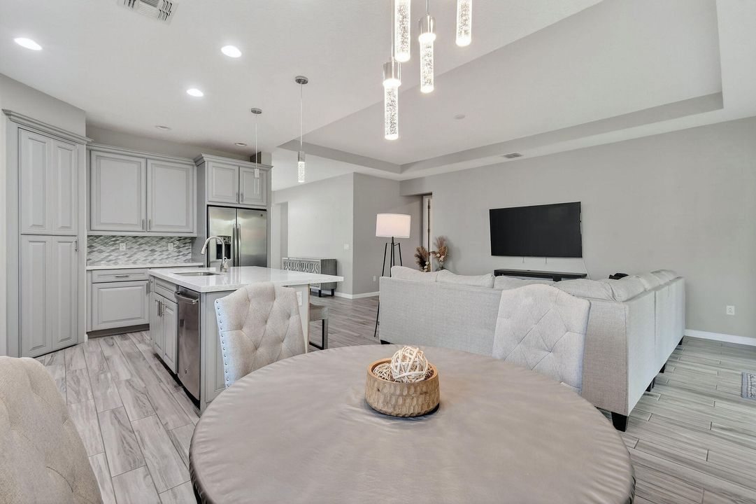 En Venta: $470,000 (4 camas, 2 baños, 2220 Pies cuadrados)