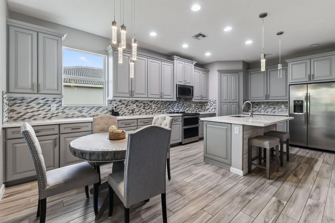 En Venta: $470,000 (4 camas, 2 baños, 2220 Pies cuadrados)