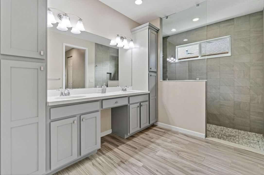 En Venta: $470,000 (4 camas, 2 baños, 2220 Pies cuadrados)