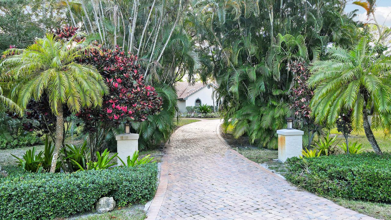 En Renta: $8,500 (4 camas, 2 baños, 2800 Pies cuadrados)