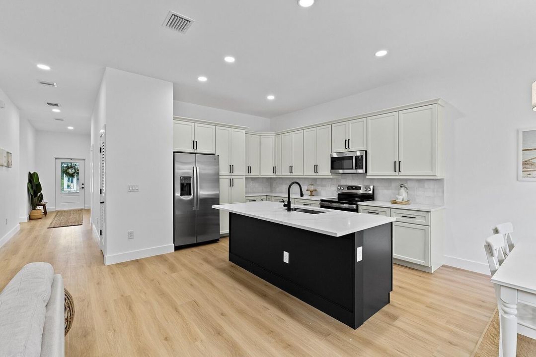 На продажу: $409,900 (4 спален, 2 ванн, 1793 Квадратных фут)