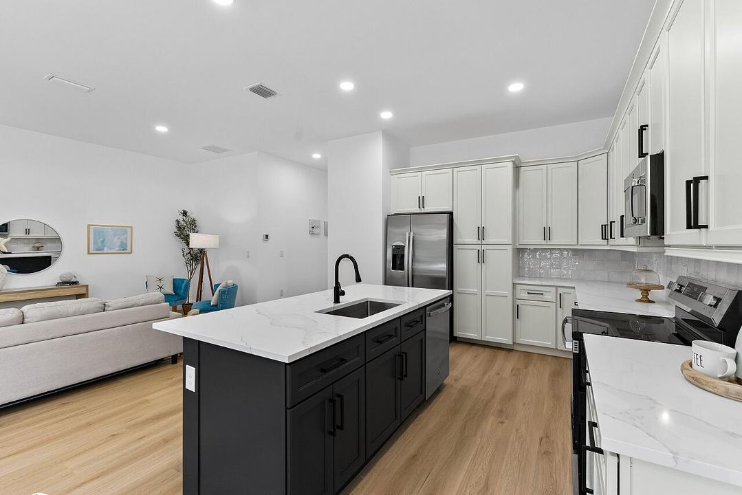 На продажу: $409,900 (4 спален, 2 ванн, 1793 Квадратных фут)