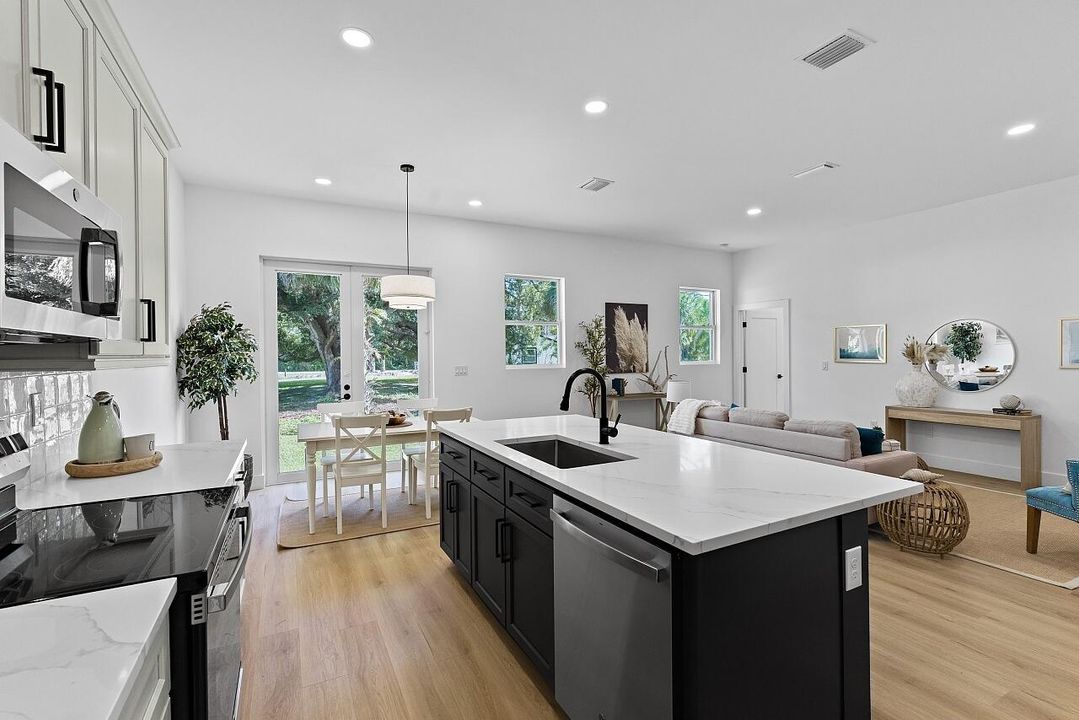 На продажу: $409,900 (4 спален, 2 ванн, 1793 Квадратных фут)