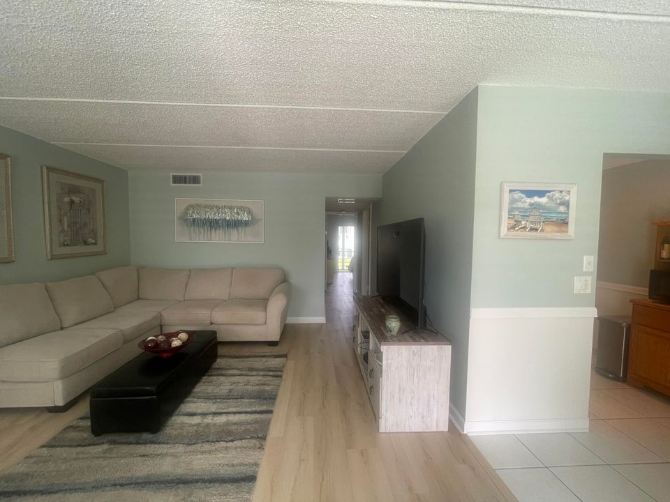 待售: $115,000 (2 贝兹, 1 浴室, 865 平方英尺)