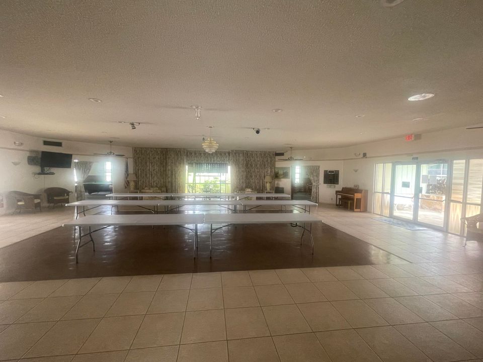 待售: $115,000 (2 贝兹, 1 浴室, 865 平方英尺)