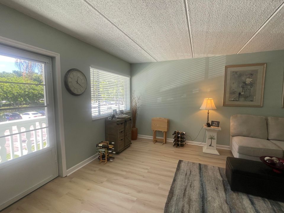 待售: $115,000 (2 贝兹, 1 浴室, 865 平方英尺)