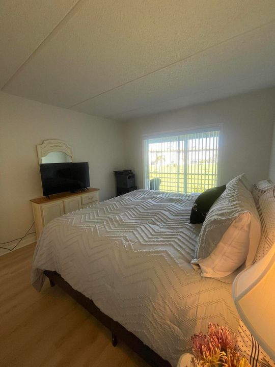 待售: $115,000 (2 贝兹, 1 浴室, 865 平方英尺)