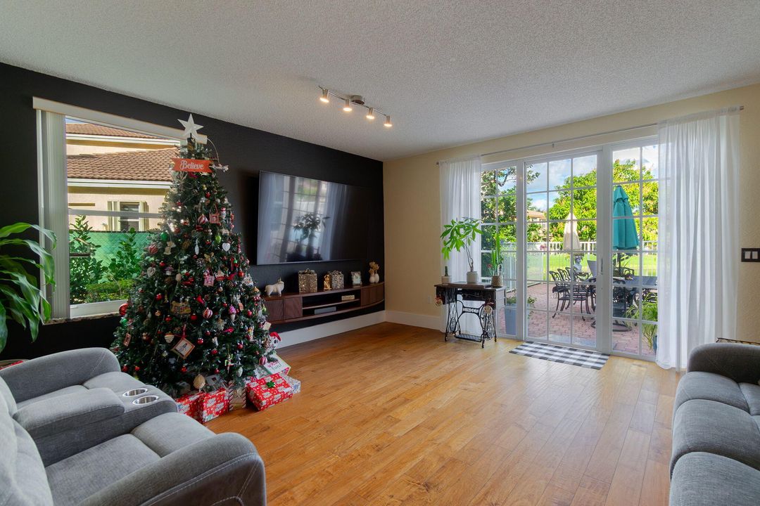 En Venta: $849,750 (5 camas, 3 baños, 2872 Pies cuadrados)