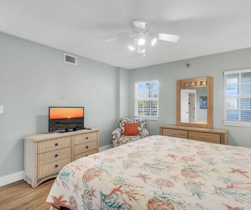 For Sale: $589,500 (2 beds, 2 baths, 826 Square Feet)
