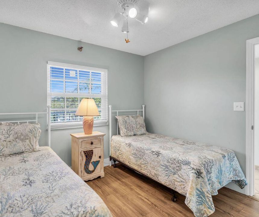 For Sale: $589,500 (2 beds, 2 baths, 826 Square Feet)