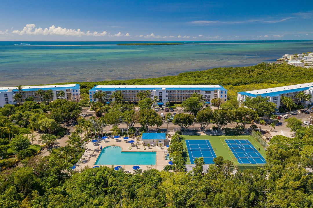 For Sale: $589,500 (2 beds, 2 baths, 826 Square Feet)