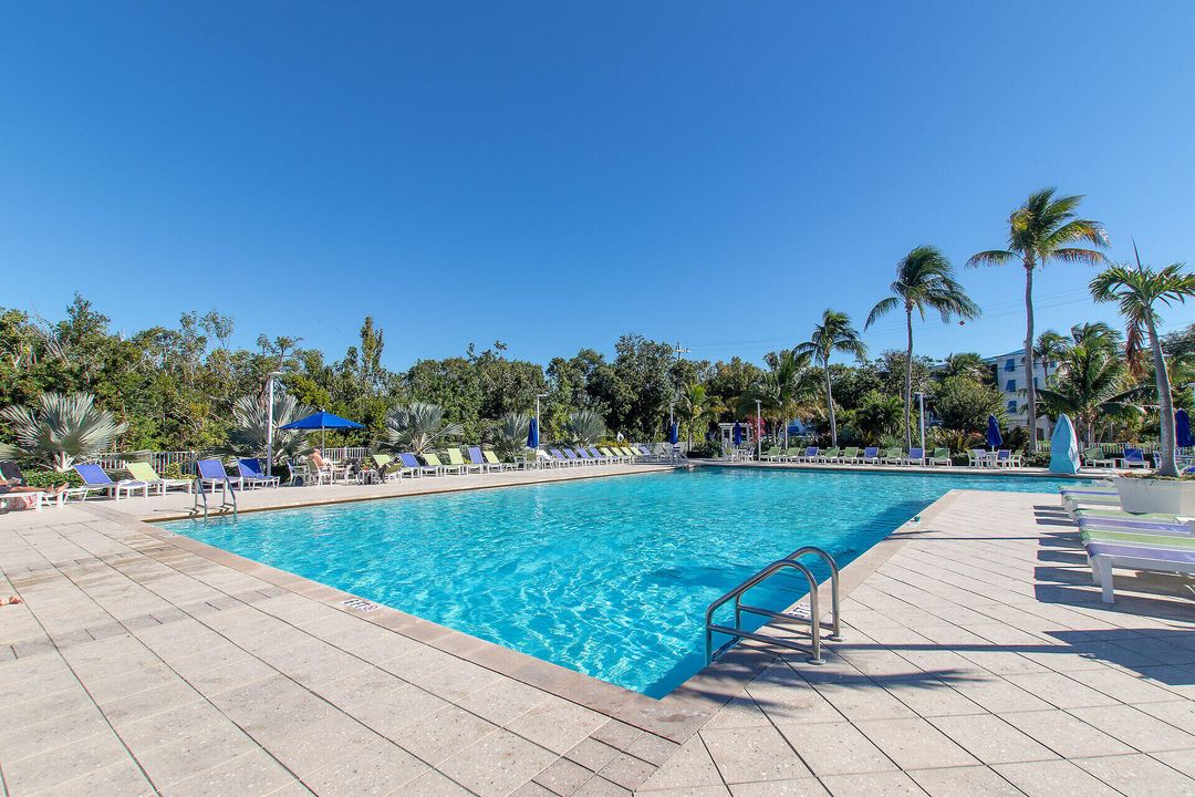 For Sale: $589,500 (2 beds, 2 baths, 826 Square Feet)